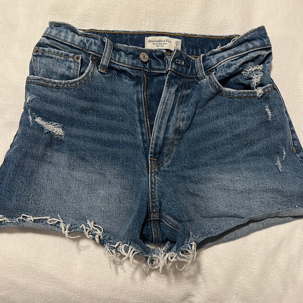 Abercrombie medium wash 4 inch Mom short